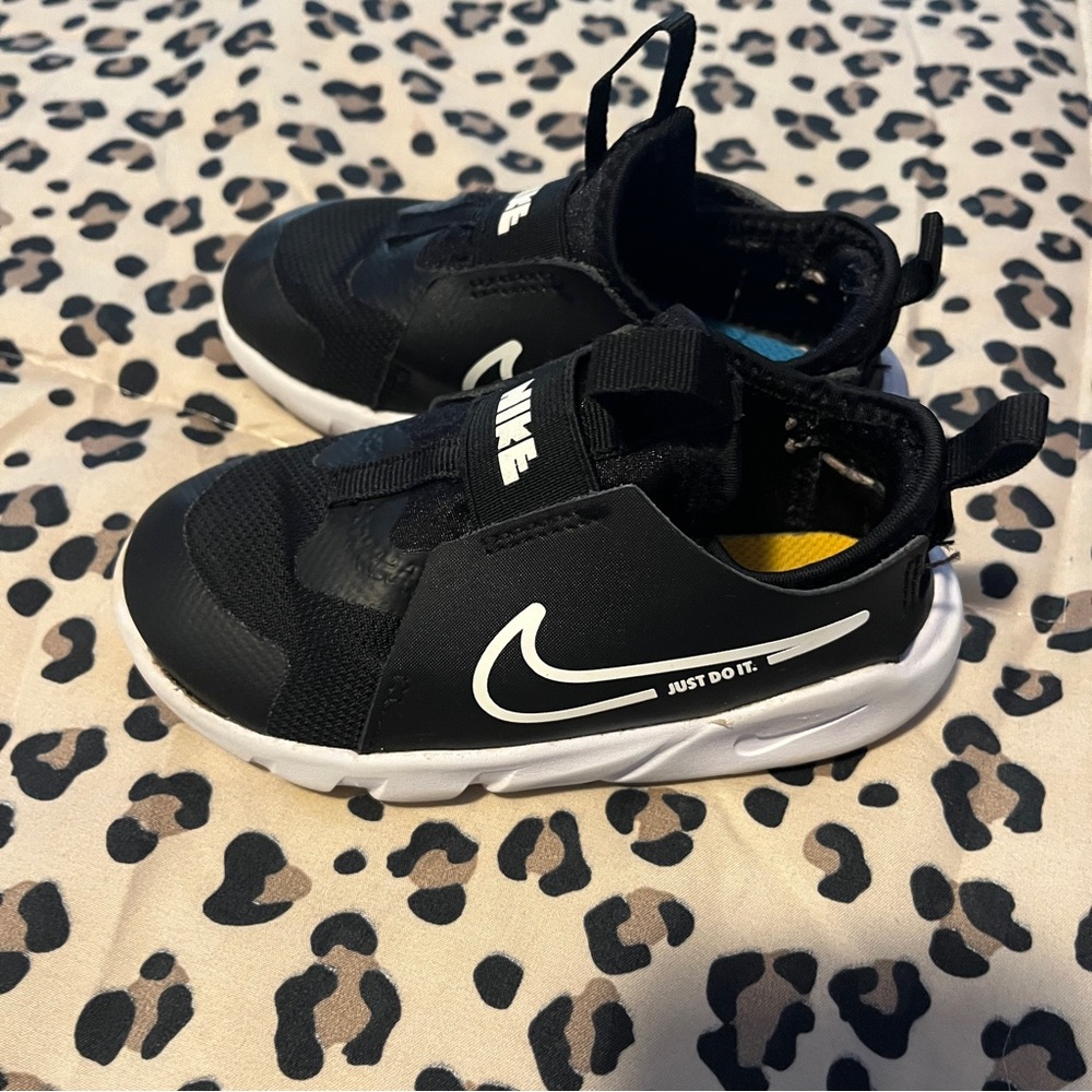 Make Offer!!! Nike Kids Black and White Slip-On Sneakers